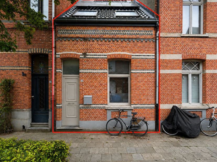 Instapklare woning met 2 slaapkamers en gezellige stadstuin<br />
Ligging:<br />
De woning is centraal gelegen in Turnhout, nabij winkels, scholen, op