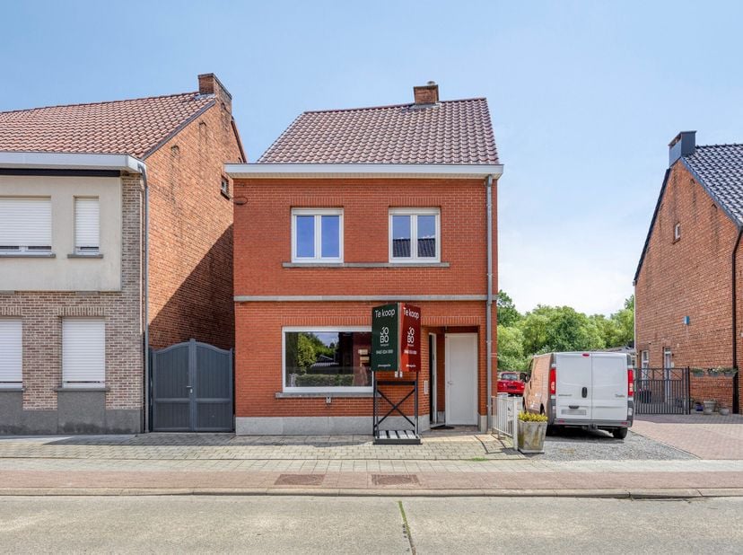 Centraal gelegen gezinswoning met tuin, uitkijkend op een groen bos.<br />
<br />
Op zoek naar een woning met veel potentieel? Dan is deze driegevelwo
