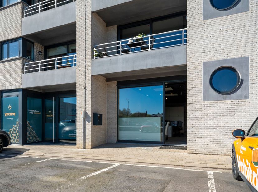 Ontdek dit prachtige kantoorpand (93m²) met ideale ligging aan de Kaai van Ieper. Geniet van voldoende parkeergelegenheid in de nabije omgeving en pro