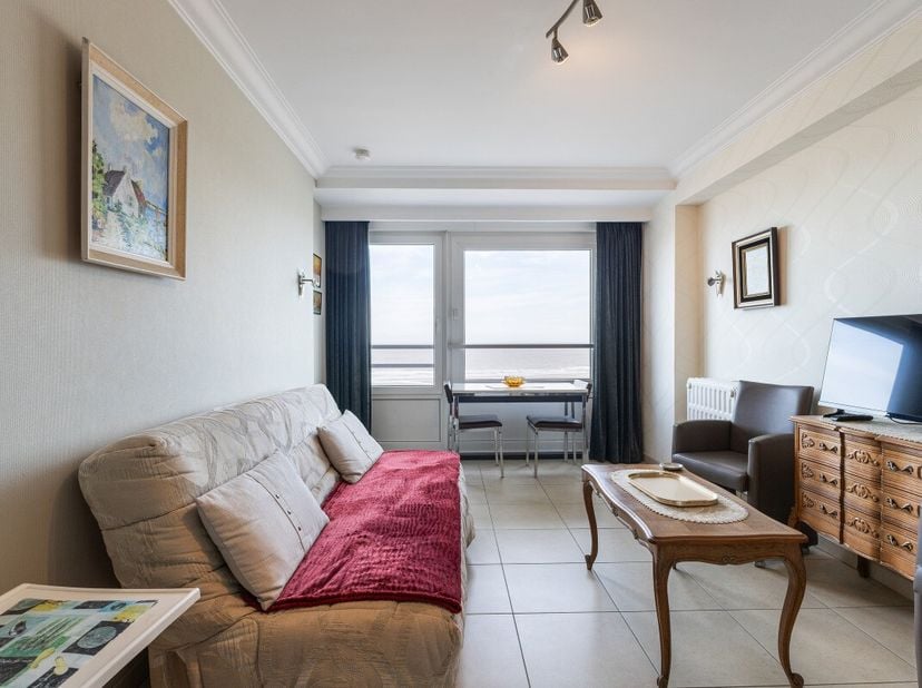 Blankenberge: Doorlopend 1-slaapkamerappartement met zeezicht en terras te koop Op de 6e verdieping van residentie "Les Algues" op de Zeedijk van Blan