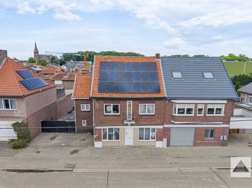 Centraal gelegen te renoveren woning, halfopen bebouwing. 1 badkamer is gelijkvloers en 4 slaapkamers en 1 badkamer liggen op de verdieping. 1 grote z