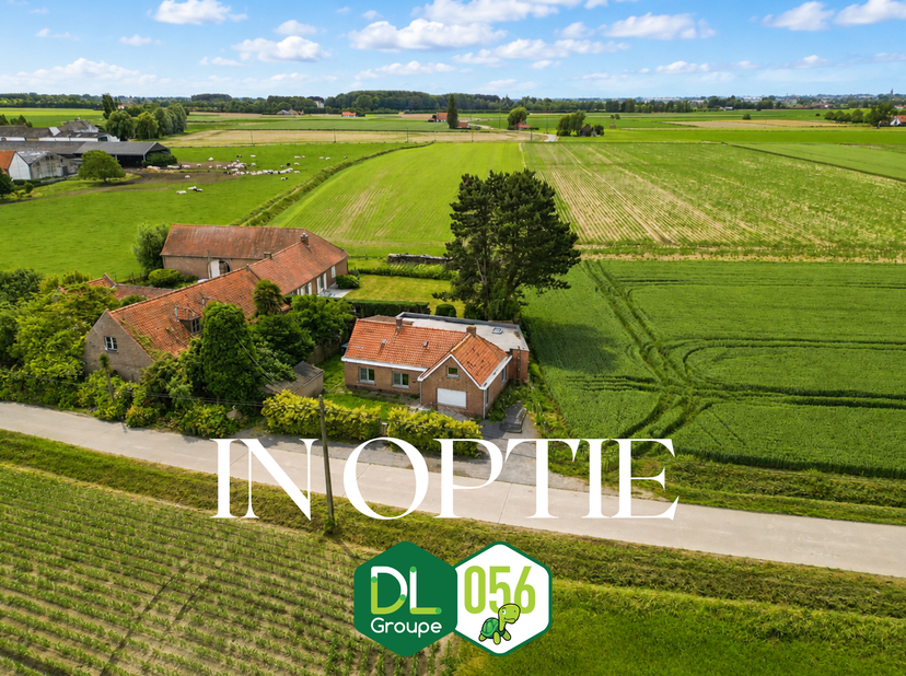 Découvrez cette maison de type plain-pied, idéalement située en pleine campagne à Espierres-Helchin, dans un environnement calme et verdoyant offrant
