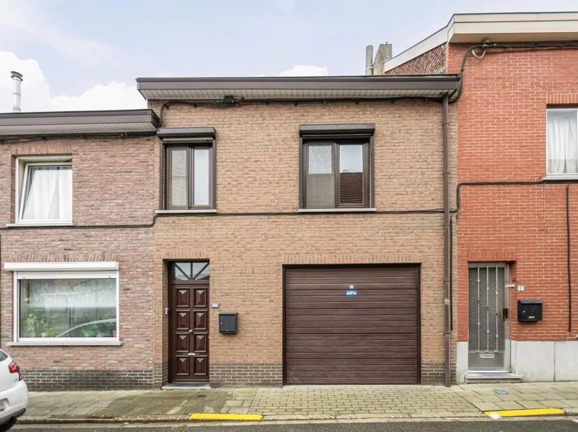Top gelegen ruime gezinswoning met garage en tuin op wandelafstand van het centrum , scholen, station en warenhuis. De woning omvat op het gelijkvloer