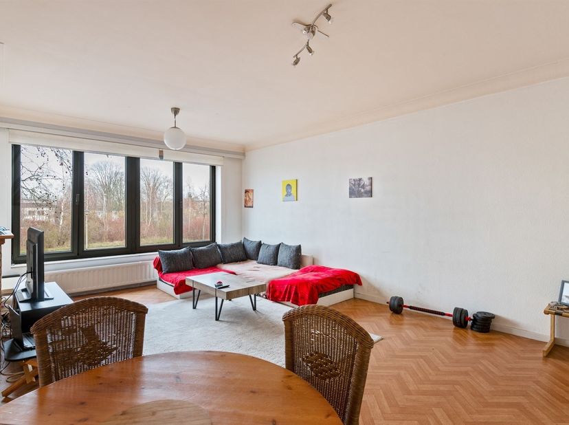 Locatie: Deze ruime opbrengsteigendom is gelegen op de Jules Moretuslei in Wilrijk, een strategische locatie met een vlotte bereikbaarheid. Winkels, h