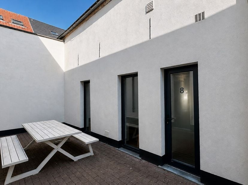 Deze instapklare studentenstudio in de Notelaarstraat 8 bevindt zich op het gelijkvloers van een afgesloten woonerf met slechts 8 studentenstudio’s, o