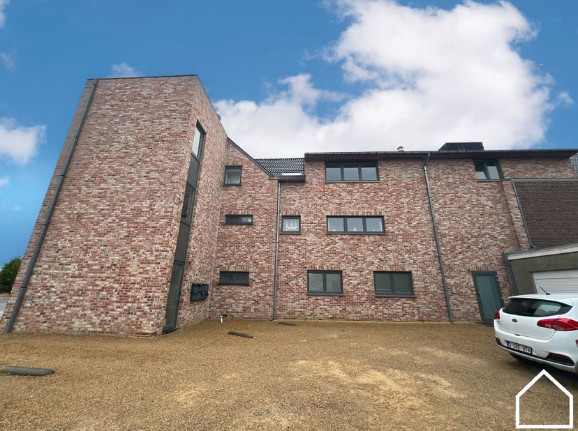 Dit aangename gelijkvloerse appartement combineert comfort, functionaliteit met een fijne buitenruimte. Het appartement beschikt over een lichtrijke l
