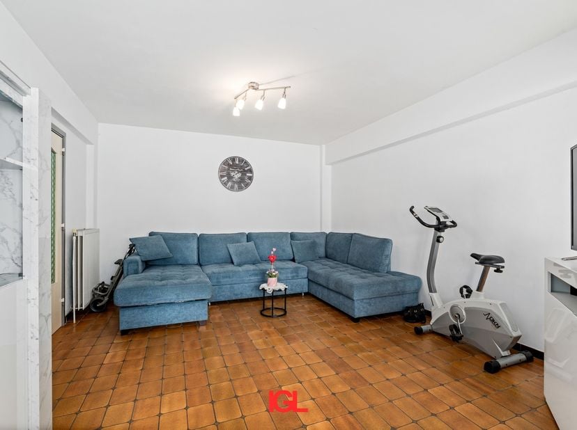 Immo Groot Leeuw vous propose cet appartement spacieux et bien entretenu, situé à quelques pas du centre de Halle. L'appartement se trouve dans un imm