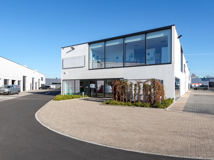 Modern multifunctionele pand verdeeld over een gelijkvloers (230m² en een eerste verdieping (230m²). Gelegen op een strategische locatie aan de inkom