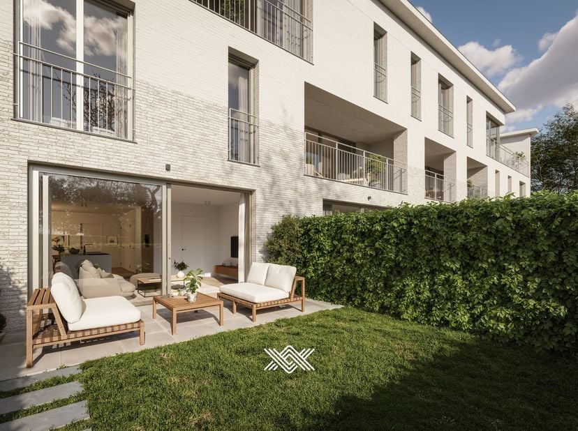 Dit appartement van 141 m² strekt zich uit over het gelijkvloers en de eerste verdieping. Op het gelijkvloers bevinden zich de inkomhal met vestiaireh