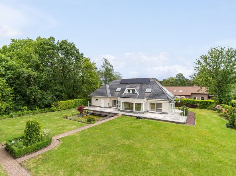 Energiezuinige 5 slpk woning op groen perceel<br />
<br />
Deze woning is uitzonderlijk goed onderhouden en is prachtig gelegen.<br />
<br />
Ligg