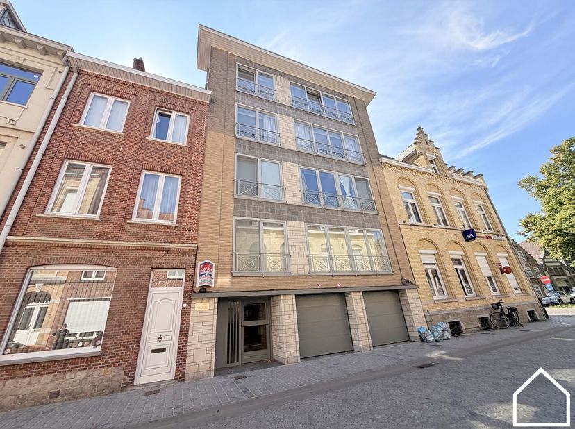 Dit appartement is gelegen in een zijstraat van de Leet en op 200m van de Grote Markt en vormt een ideale belegging! Het appartement is verhuurd aan 7