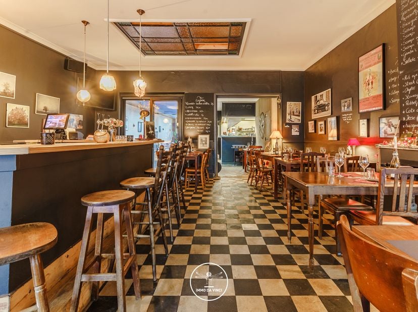 Te koop: karaktervol handelspand/restaurant in hartje Hansbeke  Hansbekedorp 40<br />
Unieke vastgoedkans in het centrum van Hansbeke!<br />
Ligging<b