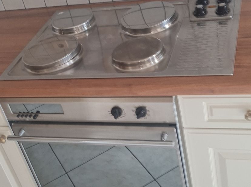 - Environ 100 m²<br />
- 3 chambres<br />
- Salle de bain et cuisine équipées<br />
- Double vitrage<br />
- Porte blindée<br />
- Stores occultants<b