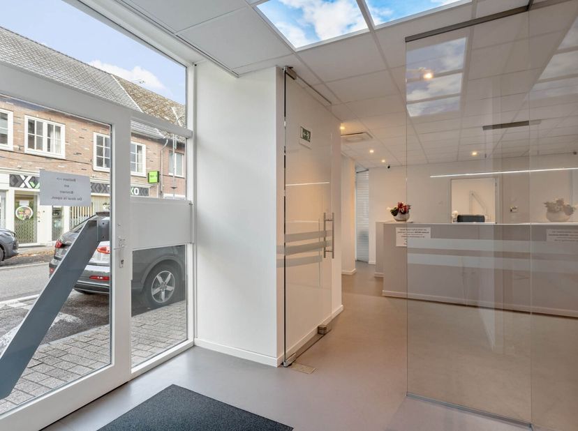 Dit veelzijdige pand heeft een oppervlakte van 140m² op het gelijkvloers en een kelder met dezelfde grootte.<br />
Het pand was in gebruik als tandart