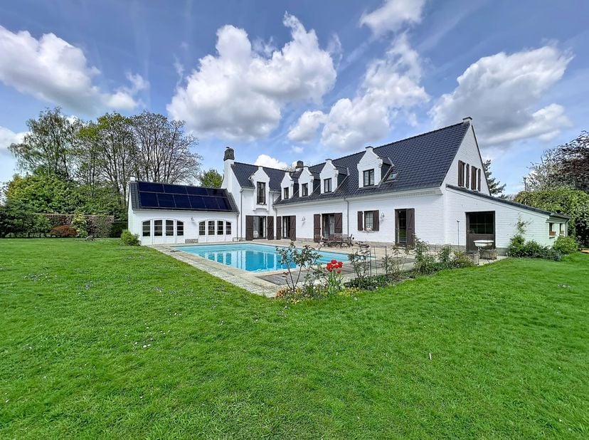 Een charmante, vrijstaande villa van bijna 400 m² gelegen op een perceel van 25 hectare op het zuiden, gelegen tussen Rhode en Waterloo (Faubourg), me