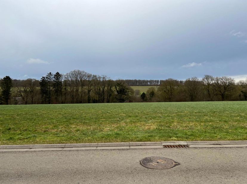 Prachtig bouwperceel van 12 are 43 centiare, ideaal rustig gelegen in het dorp Ermeton-sur-Biert.<br />
Dit perceel geniet van een uitstekende ligging
