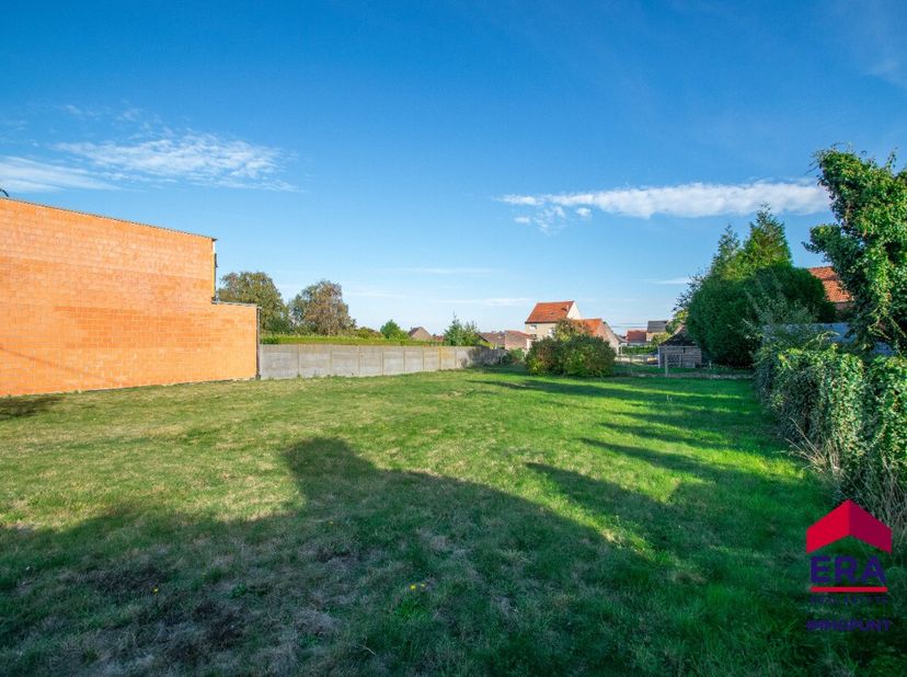 Dit ruime perceel van 675 m² biedt de perfecte basis voor wie wil bouwen in een rustige, goed gelegen omgeving. Hier kan je een moderne woning creëren