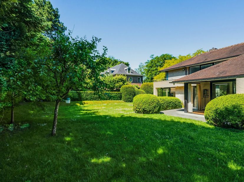 Dans le quartier du Prince d'Orange, dans un clos privé et discret, magnifique villa d'une superficie totale de ± 453 m² bruts (selon PEB) avec jardin