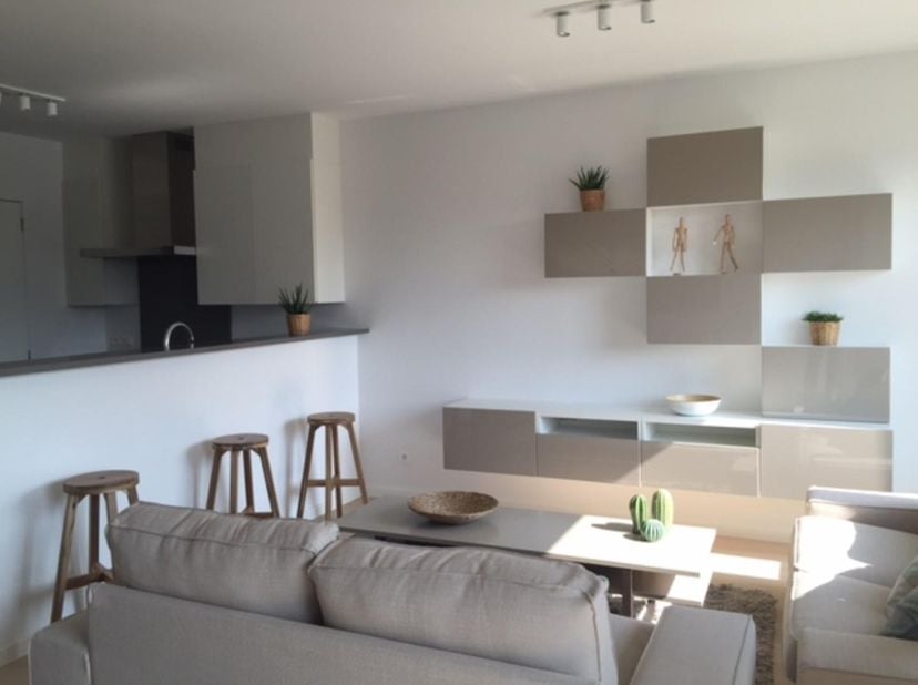 WOLUWE SAINT LAMBERT, in een rustige omgeving vlakbij Tomberg en Roodebeek. Prachtig gemeubileerd APPARTEMENT (2 slaapkamers/1 badkamer) van 100m² met