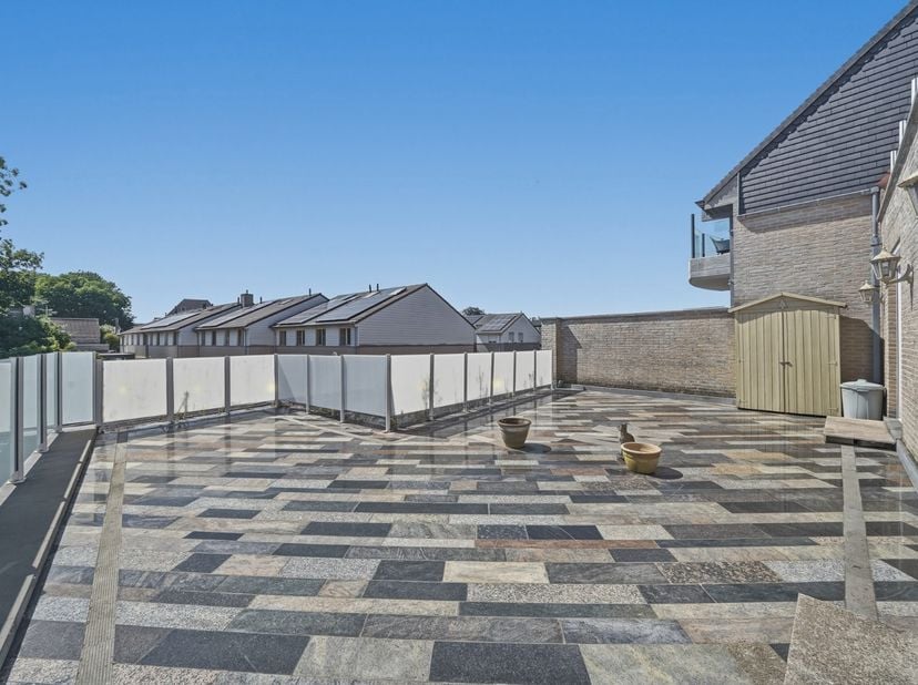 In het hart van Oudenburg bevindt zich dit verzorgd 2-slaapkamerappartement met een uitzonderlijk groot en zongericht terras van maar liefst 63 m². Ee