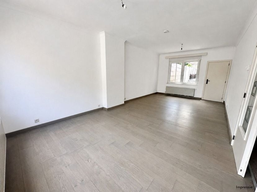 Deze charmante woning is gelegen in een rustige en aangename woonwijk, op wandelafstand van winkels, scholen en openbaar vervoer. Een ideale ligging v