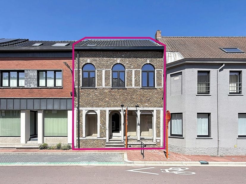 Centraal gelegen in de dorpskern van Bellegem bevindt zich dit karaktervolle handelspand met tal van mogelijkheden voor wie wonen en werken wenst te c