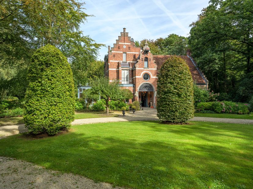 Op de grens van Schoten en ’s Gravenwezel bevindt zich dit stukje geschiedenis uit 1758. Op een perceel van ca. 9.053 m² wordt de villa "'t Wit Kruis"