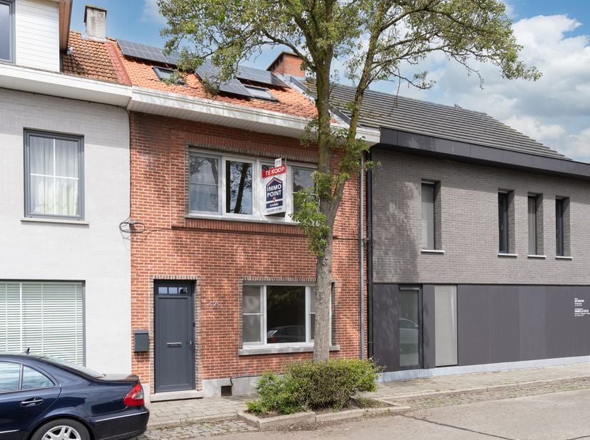 Gerenoveerde, instapklare woning met handige doorgang achteraan<br />
Deze perfect onderhouden woning werd in 2025 grondig gerenoveerd en combineert h