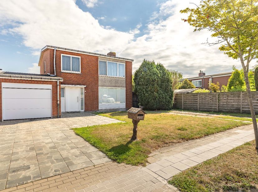 Deze halfopen bebouwing is gelegen te Ieper met name in de Eikenlaan 2 op een perceel grond van 379 m² en met een bewoonbare oppervlakte van 147 m². D