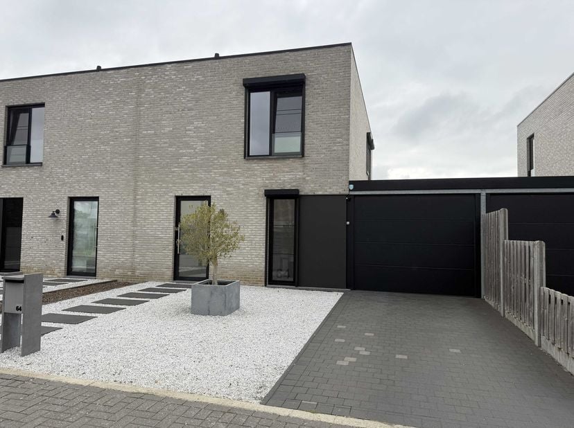 Deze recente woning ligt in een verkeersluwe schoolomgeving. De woning is mooi afgewerkt en goed onderhouden.<br />
<br />
De indeling is praktisch me
