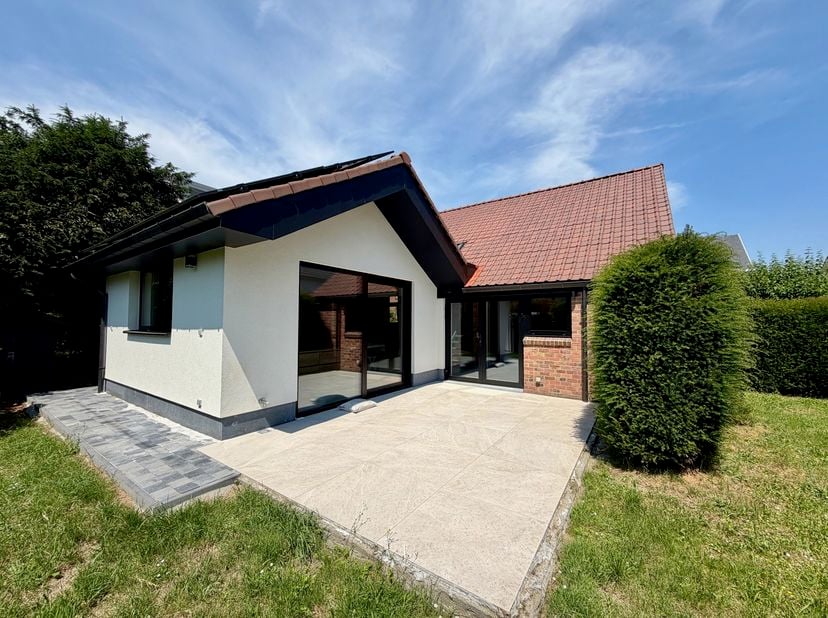 Instapklare, gerenoveerde en rustig gelegen woning op een topligging in Leuven. EPC-label B.<br />
De woning beschikt op het gelijkvloers over een ink