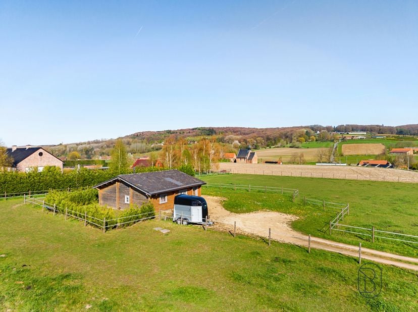 Deze charmante chalet/woning is rustig gelegen in een groen recreatiedomein langs de Ninoofsesteenweg en biedt een unieke combinatie van natuur, priva