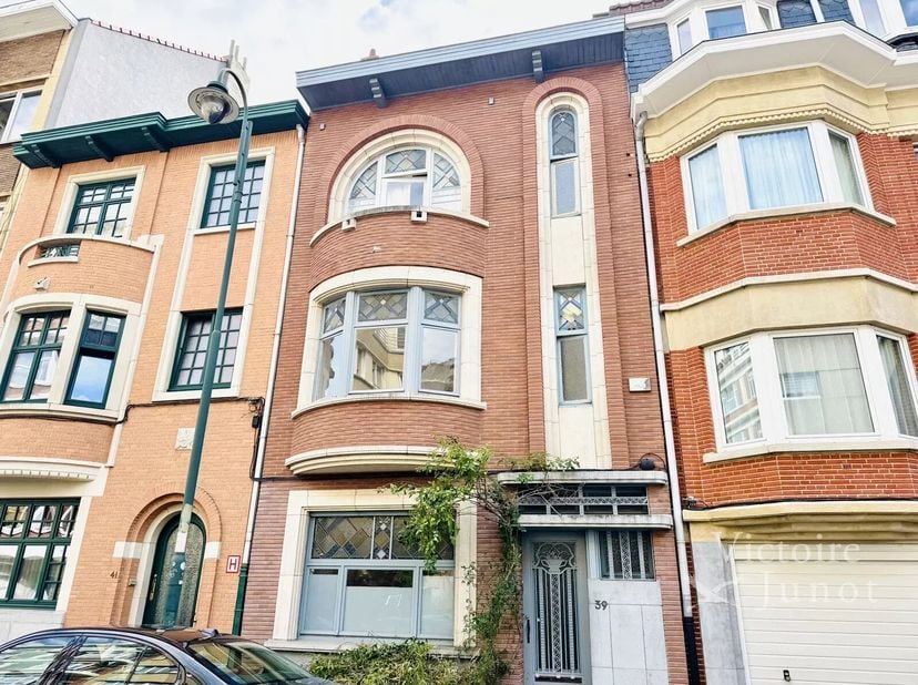 Présenté par Maia Zinchenko:maia.zinchenko@victoire.be<br />
Victoire Junot vous propose en exclusivité:<br />
Situé dans un quartier paisible (Forest