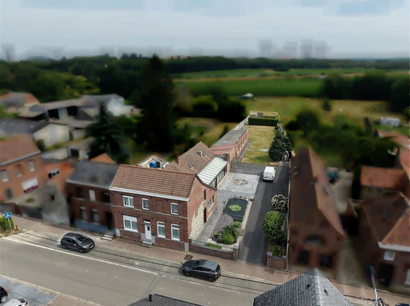Bonne maison dhabitation semi-mitoyenne avec dépendances au coeur du village de Péronnes-Lez-Antoing sur 13 ares 15 centiares, à moins de 5 minutes de