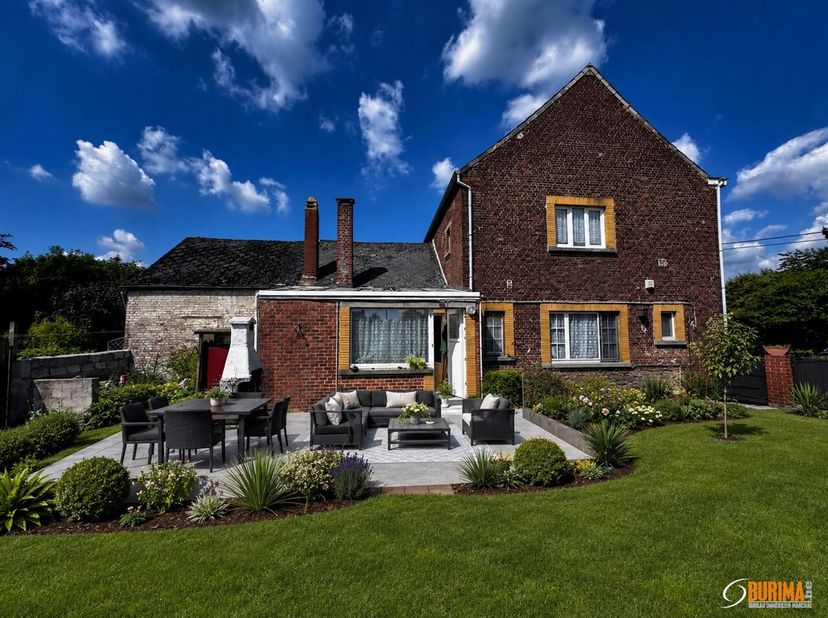 HAM SUR HEURE: 3-fronten huis met tuin in aanleg en garage, momenteel verhuurd voor 745 euro/maand<br />
Begane grond: hal, wc, lichte woonkamer (30 m