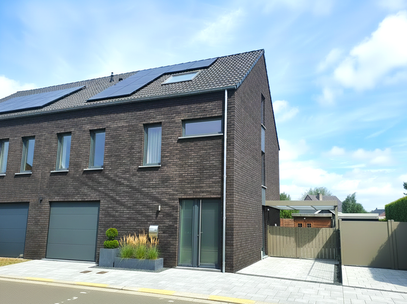 Deze moderne woning uit 2015 in Wespelaar combineert ruimte, comfort en een uitstekende ligging. Met maar liefst 4 slaapkamers woon je hier op wandela