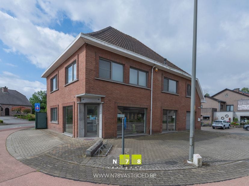 HANDELSGELIJKVLOERS MET BOVENLIGGEND VERHUURD APPARTEMENT TE OUDSBERGEN.<br />
TROEVEN<br />
- Zichtlocatie met constante passage.<br />
- Wonen en we