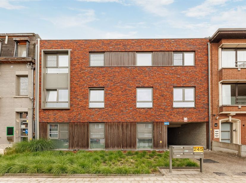In het hart van Burcht, in een kleinschalige residentie "Carenna", kan je dit instapklare appartement in nieuwstaat te koop vinden. Het biedt een uits