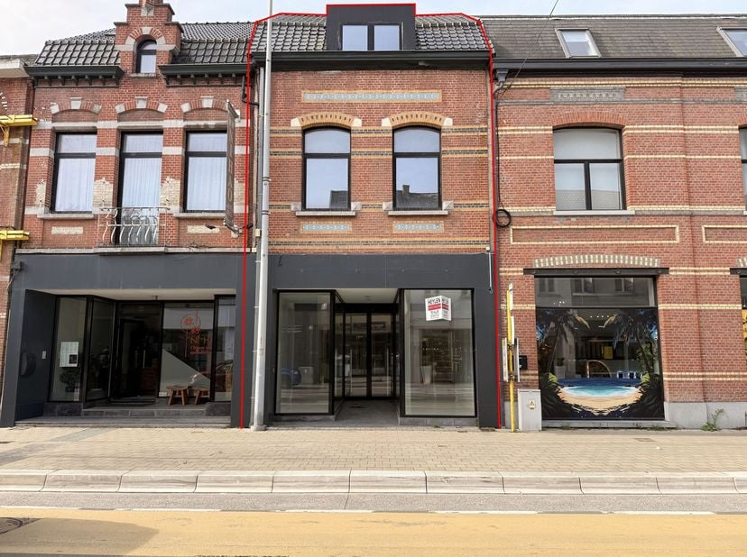 Spacieux immeuble commercial avec de nombreuses possibilités au cœur de Sint-Gillis-Bij-Dendermonde !<br />
<br />
Situation : Situé dans l'avenue S