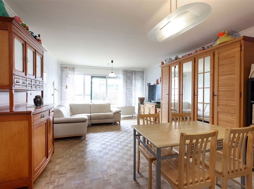 Gelijkvloers lichtrijk appartement met zonnig terras vlakbij het centrum van Hasselt - mogelijkheid tot handelspand<br />
<br />
Omgeving:<br />
+