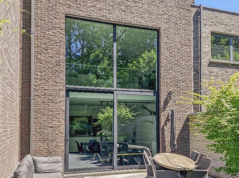 Deze ultra moderne woning, met 4 slaapkamers!,  is gelegen in een rustige, doodlopende straat op wandelafstand van het kloppend hart van Lokeren en he