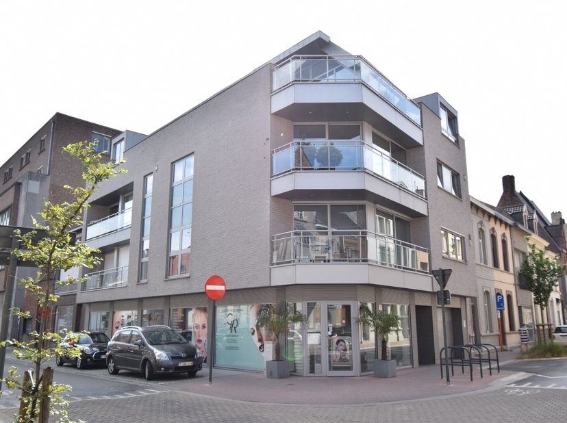 Dit ruime appartement is gelegen in het bruisende Roeselare en biedt alle comfort en luxe die je maar kunt wensen. Het penthouse bevindt zich in de re