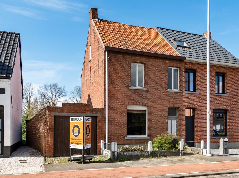 Te renoveren woning gelegen op een perceel van ca. 449 m².<br />
Indeling en omschrijving:<br />
U betreedt de woning via de inkomhal, die toegang bie