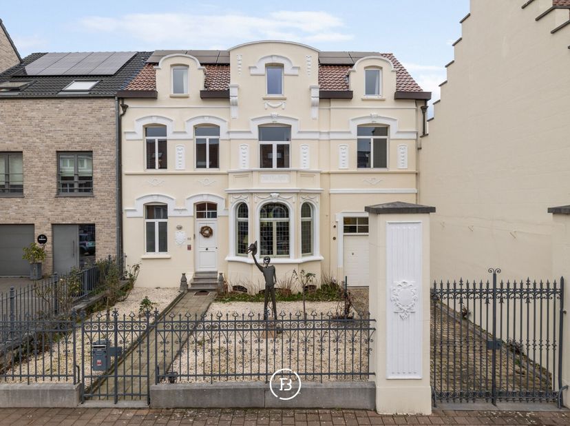 Ontdek Chalet des Roses, een uitzonderlijk en authentiek herenhuis waar grandeur en hedendaags comfort elkaar ontmoeten. Gelegen op een strategische t