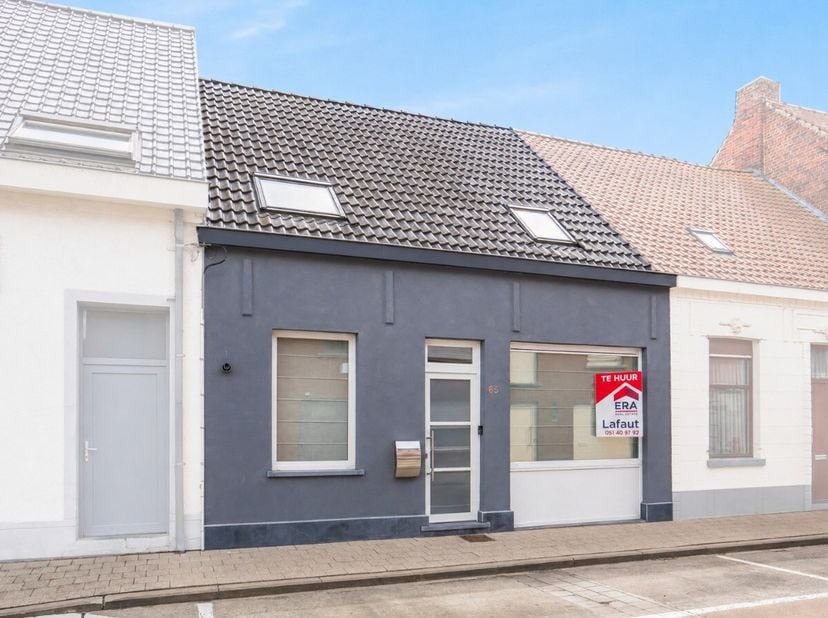 Deze verzorgde woning met drie slaapkamers, ruime leefruimte en aangename tuin is gelegen in het centrum van Meulebeke. Dankzij de centrale ligging be