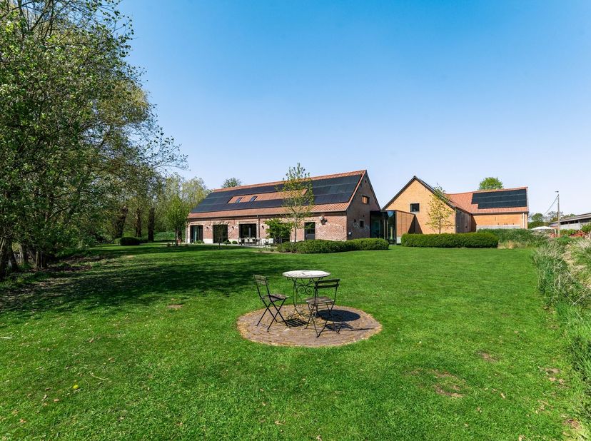 Belle ferme rénovée (±400 m²) avec 4 chambres, entrepôt et dépendance sur un grand terrain d'environ 5.805 m² en zone agricole à Hove offre de nombreu