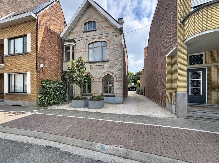 SMAAKVOL gerenoveerde burgerwoning met karaktervolle uitstraling met 4 slaapkamers, carport en zonnige tuin in hartje Tielt.<br />
<br />
Op een centr