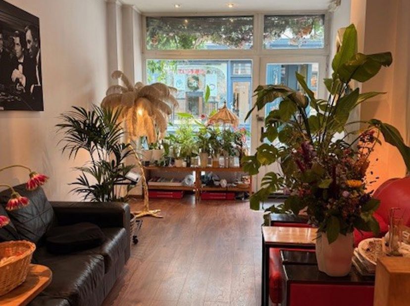 En plein coeur du Sablon , dans une copropriété de 7 unités, rez de chaussée commercial de 60m2 + réserve+ pièce polyvalente au sous-sol. . Actuelleme