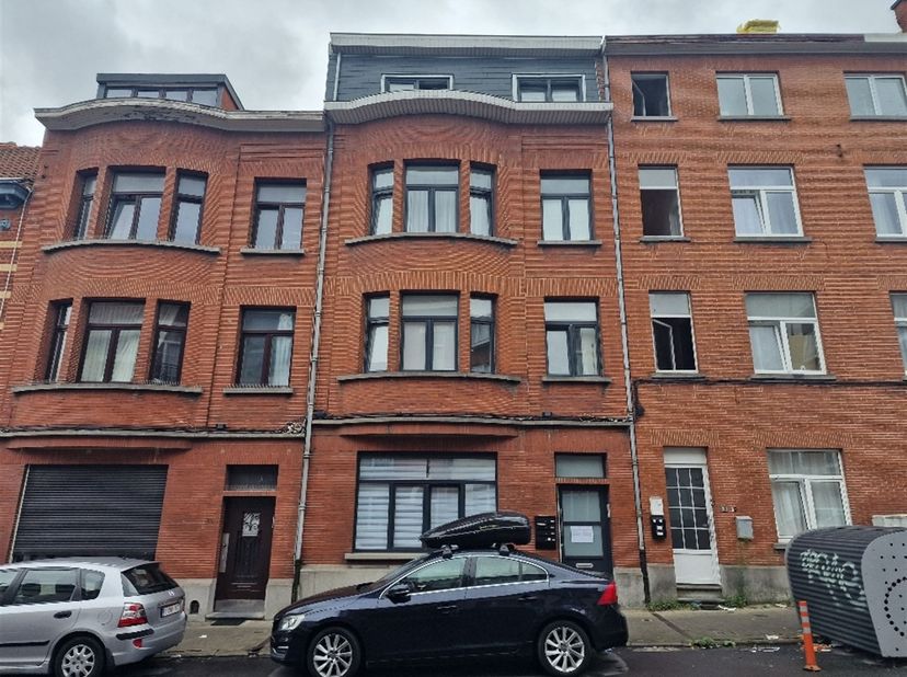 Quartier Saint-Guidon. A proximité de toutes les facilités. Dans un petit immeuble aux faibles charges, magnifique appartement +/- 60m2 actuellement a