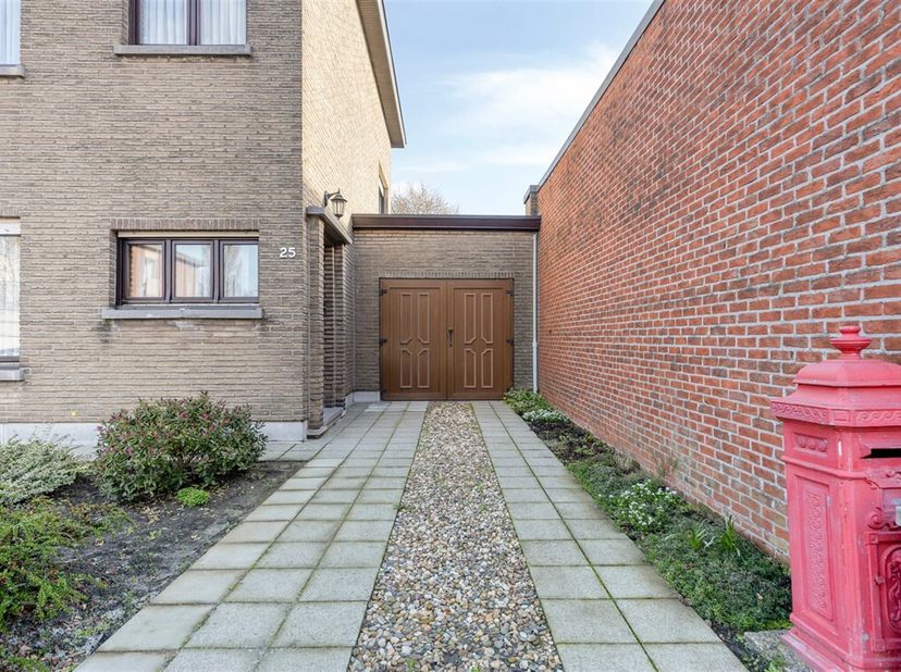 Immeuble jumelé avec 3 chambres à coucher, garage et jardin ensoleillé dans une situation privilégiée à Wilrijk<br />
Située dans une rue calme et rec